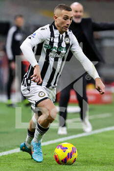 2022-02-25 - Gerard Deulofeu of Udinese Calcio in action during the Serie A 2021/22 football match between AC Milan and Udinese Calcio at Giuseppe Meazza Stadium, Milan, Italy on February 25, 2022 - AC MILAN VS UDINESE CALCIO - ITALIAN SERIE A - SOCCER
