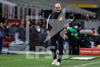 2022-02-25 - Stefano Pioli Head Coach of AC Milan gestures during the Serie A 2021/22 football match between AC Milan and Udinese Calcio at Giuseppe Meazza Stadium, Milan, Italy on February 25, 2022 - AC MILAN VS UDINESE CALCIO - ITALIAN SERIE A - SOCCER