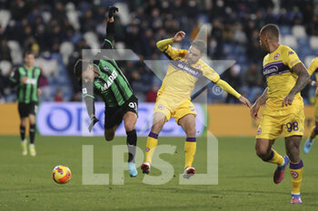 2022-02-26 - Giacomo Bonaventura (Fiorentina) tackles on Gianluca Scamacca (Sassuolo) - US SASSUOLO VS ACF FIORENTINA - ITALIAN SERIE A - SOCCER