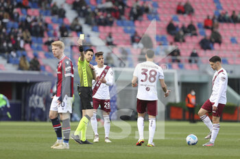 2022-03-06 - Luca Massimi shows the yellow card to Jardy Schouten (Bologna) - BOLOGNA FC VS TORINO FC - ITALIAN SERIE A - SOCCER
