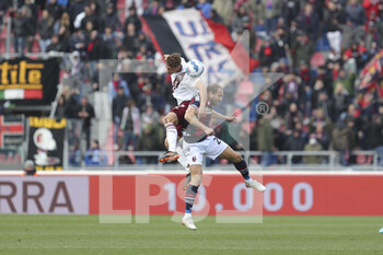 2022-03-06 - Mergim Vojvoda (Torino) with the head on Lorenzo De Silvestri (Bologna) - BOLOGNA FC VS TORINO FC - ITALIAN SERIE A - SOCCER