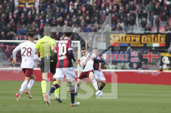 2022-03-06 - Andrea Belotti (Torino) defends the ball - BOLOGNA FC VS TORINO FC - ITALIAN SERIE A - SOCCER
