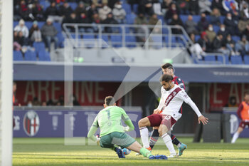 2022-03-06 - Ricardo Rodriguez (Torino) protects Etrit Berisha - BOLOGNA FC VS TORINO FC - ITALIAN SERIE A - SOCCER