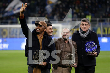 2022-03-04 - Samuel Eto’o greets the fans after receiving the Hall Of Fame award - INTER - FC INTERNAZIONALE VS US SALERNITANA - ITALIAN SERIE A - SOCCER