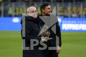 2022-03-04 - Luigi Maria Prisco receives the Hall Of Fame award from Javier Zanetti - INTER - FC INTERNAZIONALE VS US SALERNITANA - ITALIAN SERIE A - SOCCER