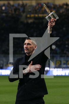 2022-03-04 - Marco Materazzi shows his Hall Of Fame award to the fans - INTER - FC INTERNAZIONALE VS US SALERNITANA - ITALIAN SERIE A - SOCCER