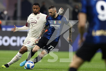 2022-03-04 - Marcelo Brozovic (FC Internazionale) and Lys Mousset (US Salernitana 1919) battle for the ball  - INTER - FC INTERNAZIONALE VS US SALERNITANA - ITALIAN SERIE A - SOCCER