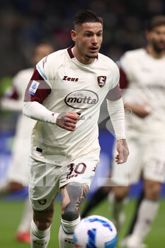 2022-03-04 - Pasquale Mazzocchi (US Salernitana 1919) in action - INTER - FC INTERNAZIONALE VS US SALERNITANA - ITALIAN SERIE A - SOCCER