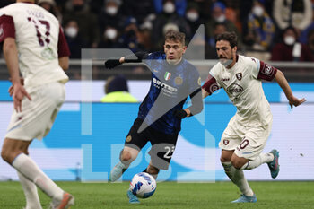 2022-03-04 - Nicolo Barella (FC Internazionale) and Simone Verdi (US Salernitana 1919) battle for the ball  - INTER - FC INTERNAZIONALE VS US SALERNITANA - ITALIAN SERIE A - SOCCER