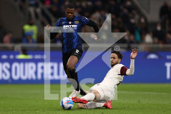 2022-03-04 - Denzel Dumfries (FC Internazionale) and Luca Ranieri (US Salernitana 1919) battle for the ball  - INTER - FC INTERNAZIONALE VS US SALERNITANA - ITALIAN SERIE A - SOCCER