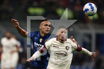 2022-03-04 - Lautaro Martinez (FC Internazionale) and Pasquale Mazzocchi (US Salernitana 1919) battle for the ball  - INTER - FC INTERNAZIONALE VS US SALERNITANA - ITALIAN SERIE A - SOCCER