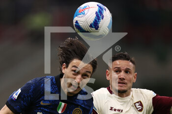 2022-03-04 - Matteo Darmian (FC Internazionale) and Pasquale Mazzocchi (US Salernitana 1919) battle for the ball  - INTER - FC INTERNAZIONALE VS US SALERNITANA - ITALIAN SERIE A - SOCCER