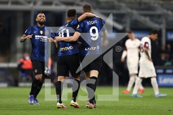 2022-03-04 - Edin Dzeko (FC Internazionale) celebrates with Lautaro Martinez (FC Internazionale) and Arturo Vidal (FC Internazionale) after scoring his side's fifth goal of the match - INTER - FC INTERNAZIONALE VS US SALERNITANA - ITALIAN SERIE A - SOCCER