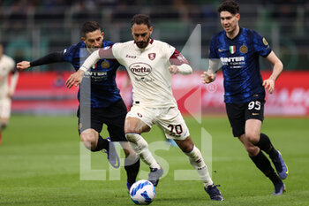 2022-03-04 - Grigoris Kastanos (US Salernitana 1919) is challenged by Alessandro Bastoni (FC Internazionale) and Roberto Gagliardini (FC Internazionale) - INTER - FC INTERNAZIONALE VS US SALERNITANA - ITALIAN SERIE A - SOCCER