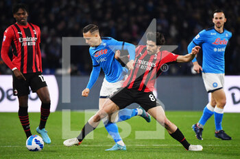 2022-03-06 - Napoli's midfielder Piotr Zielinski compete for the ball with Milan's midfielder Sandro Tonali  - SSC NAPOLI VS AC MILAN - ITALIAN SERIE A - SOCCER