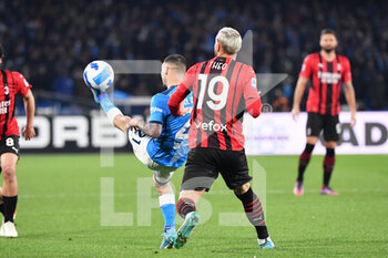 2022-03-06 - Napoli's forward Matteo Politano compete for the ball with Milan's defender Theo Hernandez  - SSC NAPOLI VS AC MILAN - ITALIAN SERIE A - SOCCER