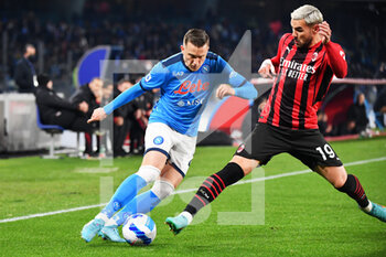 2022-03-06 - Napoli's midfielder Piotr Zielinski and Milan's defender Theo Hernandez in action  - SSC NAPOLI VS AC MILAN - ITALIAN SERIE A - SOCCER