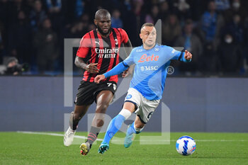 2022-03-06 - Napoli's midfielder Stanislav Lobotka in action against Milan’s midfielder Frank Kessie  - SSC NAPOLI VS AC MILAN - ITALIAN SERIE A - SOCCER