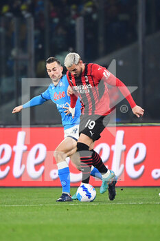 2022-03-06 - Milan's defender Theo Hernandez compete for the ball with Napoli's midfielder Fabian Ruiz  - SSC NAPOLI VS AC MILAN - ITALIAN SERIE A - SOCCER
