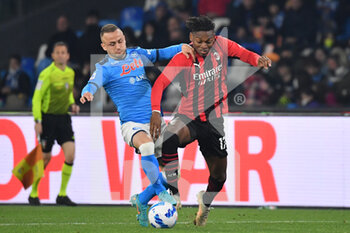 2022-03-06 - Napoli's midfielder Stanislav Lobotka in action against Milan’s forward Rafael Leao  - SSC NAPOLI VS AC MILAN - ITALIAN SERIE A - SOCCER