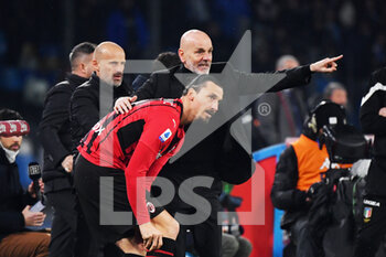 2022-03-06 - Milan's head coach Stefano Pioli gives instructions to Milan's forward Zlatan Ibrahimovic  - SSC NAPOLI VS AC MILAN - ITALIAN SERIE A - SOCCER