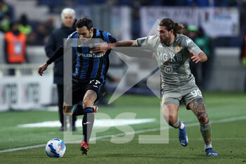 2022-03-13 - Davide Zappacosta (Atalanta BC) and Manolo Portanova (Genoa CFC) battle for the ball  - ATALANTA BC VS GENOA CFC - ITALIAN SERIE A - SOCCER