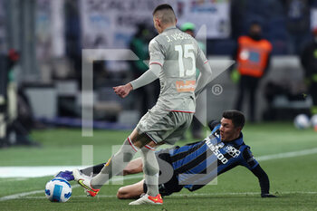 2022-03-13 - Matteo Pessina (Atalanta BC) and Johan Vasquez (Genoa CFC) battle for the ball  - ATALANTA BC VS GENOA CFC - ITALIAN SERIE A - SOCCER