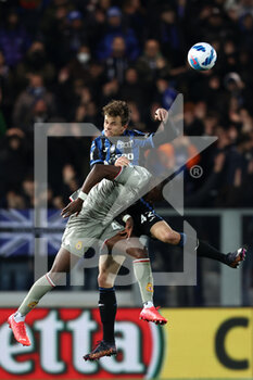 2022-03-13 - Giorgio Scalvini (Atalanta BC) and Kelvin Yeboah (Genoa CFC) battle for the ball  - ATALANTA BC VS GENOA CFC - ITALIAN SERIE A - SOCCER