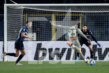 2022-03-13 - Mattia Destro (Genoa CFC) shoots the ball - ATALANTA BC VS GENOA CFC - ITALIAN SERIE A - SOCCER