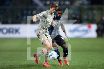 2022-03-13 - Morten Frendrup (Genoa CFC) is challenged by Jeremie Boga (Atalanta BC) - ATALANTA BC VS GENOA CFC - ITALIAN SERIE A - SOCCER
