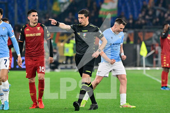 2022-03-14 - Gianluca Manganiello referee during the Italian Football Championship League A 2021/2022 match between SS Lazio vs Venezia FC at the Olimpic Stadium in Rome on 14 March 2022. - SS LAZIO VS VENEZIA FC - ITALIAN SERIE A - SOCCER