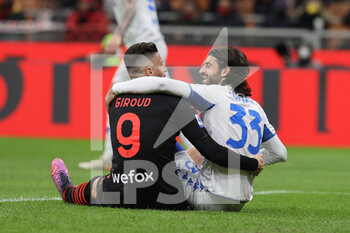 2022-03-12 - Olivier Giroud of AC Milan and Sebastiano Luperto of Empoli FC fair play during the Serie A 2021/22 football match between AC Milan and Empoli FC at Giuseppe Meazza Stadium, Milan, Italy on March 12, 2022 - AC MILAN VS EMPOLI FC - ITALIAN SERIE A - SOCCER