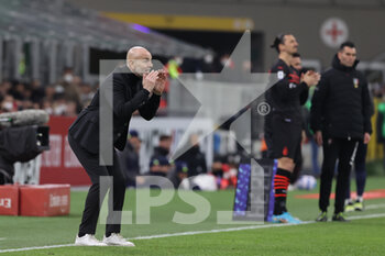 2022-03-12 - Stefano Pioli Head Coach of AC Milan shouts to his players during the Serie A 2021/22 football match between AC Milan and Empoli FC at Giuseppe Meazza Stadium, Milan, Italy on March 12, 2022 - AC MILAN VS EMPOLI FC - ITALIAN SERIE A - SOCCER