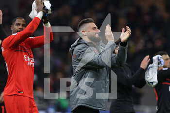 2022-03-12 - Olivier Giroud of AC Milan celebrates the victory at the end of the match during the Serie A 2021/22 football match between AC Milan and Empoli FC at Giuseppe Meazza Stadium, Milan, Italy on March 12, 2022 - AC MILAN VS EMPOLI FC - ITALIAN SERIE A - SOCCER
