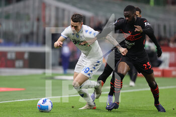 2022-03-12 - Andrea Pinamonti of Empoli FC competes for the ball with Fikayo Tomori of AC Milan during the Serie A 2021/22 football match between AC Milan and Empoli FC at Giuseppe Meazza Stadium, Milan, Italy on March 12, 2022 - AC MILAN VS EMPOLI FC - ITALIAN SERIE A - SOCCER