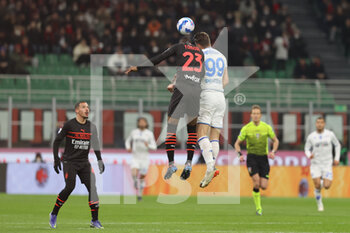 2022-03-12 - Fikayo Tomori of AC Milan competes for the ball with Andrea Pinamonti of Empoli FC during the Serie A 2021/22 football match between AC Milan and Empoli FC at Giuseppe Meazza Stadium, Milan, Italy on March 12, 2022 - AC MILAN VS EMPOLI FC - ITALIAN SERIE A - SOCCER