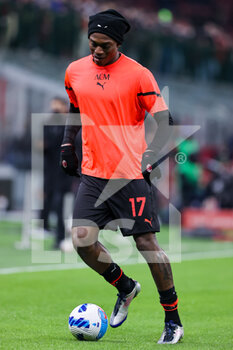 2022-03-12 - Rafael Leao of AC Milan warms up during the Serie A 2021/22 football match between AC Milan and Empoli FC at Giuseppe Meazza Stadium, Milan, Italy on March 12, 2022 - AC MILAN VS EMPOLI FC - ITALIAN SERIE A - SOCCER