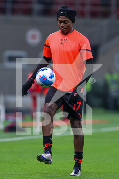 2022-03-12 - Rafael Leao of AC Milan warms up during the Serie A 2021/22 football match between AC Milan and Empoli FC at Giuseppe Meazza Stadium, Milan, Italy on March 12, 2022 - AC MILAN VS EMPOLI FC - ITALIAN SERIE A - SOCCER