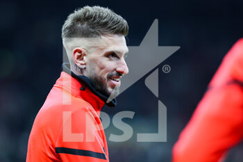 2022-03-12 - Samu Castillejo of AC Milan warms up during the Serie A 2021/22 football match between AC Milan and Empoli FC at Giuseppe Meazza Stadium, Milan, Italy on March 12, 2022 - AC MILAN VS EMPOLI FC - ITALIAN SERIE A - SOCCER