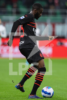 2022-03-12 - Fikayo Tomori of AC Milan in action during the Serie A 2021/22 football match between AC Milan and Empoli FC at Giuseppe Meazza Stadium, Milan, Italy on March 12, 2022 - AC MILAN VS EMPOLI FC - ITALIAN SERIE A - SOCCER