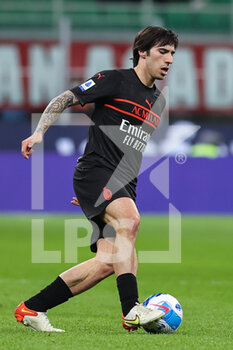 2022-03-12 - Sandro Tonali of AC Milan in action during the Serie A 2021/22 football match between AC Milan and Empoli FC at Giuseppe Meazza Stadium, Milan, Italy on March 12, 2022 - AC MILAN VS EMPOLI FC - ITALIAN SERIE A - SOCCER