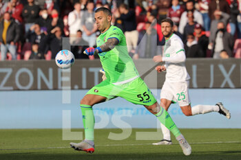2022-03-12 - Luigi Sepe of US SALERNITANA in action during the Serie A match between US Salernitana and US Sassuolo at Stadio Arechi on March 12, 2022 in Salerno, Italy. - US SALERNITANA VS US SASSUOLO - ITALIAN SERIE A - SOCCER