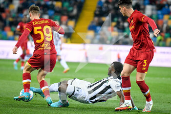 2022-03-13 - Udinese's Jean-Victor Makengo in action against Roma's Nicola Zalewski and Roma's Roger Ibanez da Silva - UDINESE CALCIO VS AS ROMA - ITALIAN SERIE A - SOCCER