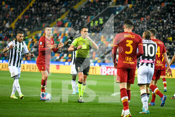 2022-03-13 - The referee of the match Marco Di Bello shows yellow card to Udinese's Gerard Deulofeu - UDINESE CALCIO VS AS ROMA - ITALIAN SERIE A - SOCCER