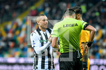 2022-03-13 - Udinese's Gerard Deulofeu protest with the referee of the match Marco Di Bello - UDINESE CALCIO VS AS ROMA - ITALIAN SERIE A - SOCCER