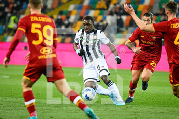 2022-03-13 - Udinese's Jean-Victor Makengo in action - UDINESE CALCIO VS AS ROMA - ITALIAN SERIE A - SOCCER