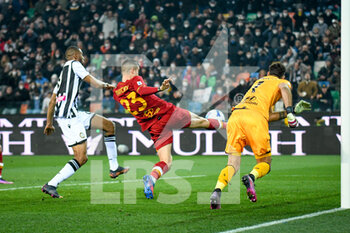 2022-03-13 - Roma's Gianluca Mancini saves a goal by Udinese's Beto Betuncal - UDINESE CALCIO VS AS ROMA - ITALIAN SERIE A - SOCCER