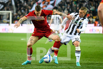 2022-03-13 - Roma's Nicolò Zaniolo in action against Udinese's Gerard Deulofeu - UDINESE CALCIO VS AS ROMA - ITALIAN SERIE A - SOCCER