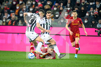 2022-03-13 - Roma's Lorenzo Pellegrini hindered by Udinese's Nehuen Perèz and Udinese's Mato Jajalo - UDINESE CALCIO VS AS ROMA - ITALIAN SERIE A - SOCCER
