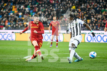 2022-03-13 - Roma's Jordan Veretout tries to score a goal hindered by Udinese's Jean-Victor Makengo - UDINESE CALCIO VS AS ROMA - ITALIAN SERIE A - SOCCER